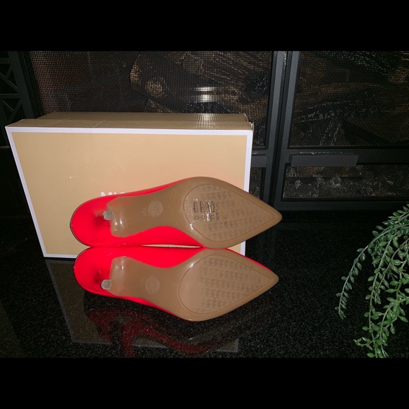 Michael Kors Pumps - Picture 3 of 6